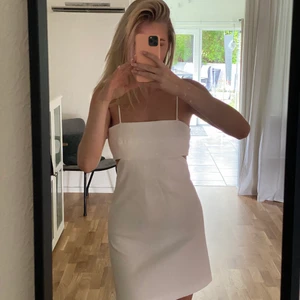 Vit klänning - Jättefin vit sommarklänning från zara förra året, perfekt till student eller examen! Den är helt oanvänd med prislapp kvar. 