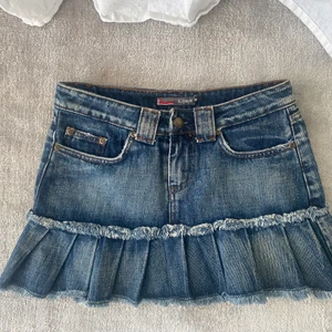 Jeanskjol - En så snygg jeanskjol som tyvärrr är för liten för mig. Den är köpt second hand och är i storlek xs men passar en s 🌟 Direktpris 400