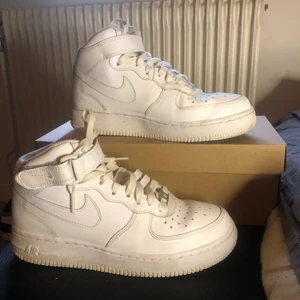 Höga airforce storlek 38 - Höga vita airforce. Endast använda 5 ggr, så de är i mycket gott skick. Säljer pga av att de inte används så mycket.  Nypris: 1145kr