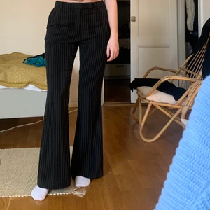 Utsvängda kostymbyxor - Superfina kritstrecksrandiga kostymbyxor från nakd, använda max 2 gånger. 