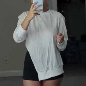 Enkel sweatshirt  - Jätte fin tröja, aldrig använd då det är liten på mig vid armarna