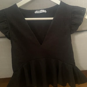 Topp - Den söta svarta volangtoppen från new torker som är helt slutsåld!  Den är i bra skick och använd ett fåtal gånger💗 Buda till mig privat vid intresse💕