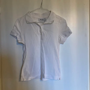 Weekday piké  - Vit piké från Weekday. Passar xs perfekt! Möts upp i Malmö eller fraktar🤍