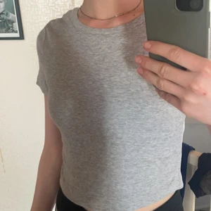 Grå t-shirt - Säljer i vit o svart oxå🥰