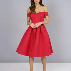 Midi röd klänning, har haft den på mig en gång. Den är liten på mig det drf jag inte använder den ☺️( pris kan diskuteras)