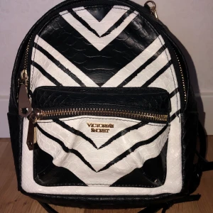 Liten Victoria Secret väska  - Köpt på Victoria Secret i Stockholm för några år sedan och är i använt skick. Köparen står för frakten :) 