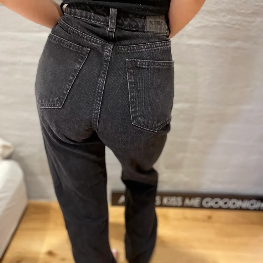 Snygga svarta högmidjade jeans från Weekday i storlek 24/32💕. Jeans & Byxor.