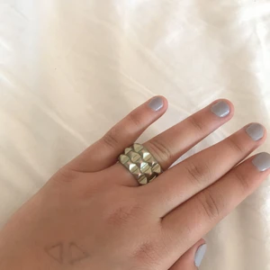 Silver ring - Den är lite rostig så Inte jätte bra skick men säljer till ett bra pris  