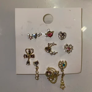 7st örhängen - 7 st super söta små örhängen som jag aldrig användt 🤍 