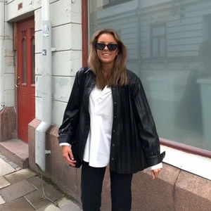 Skinnskjorta  - superfin skinnskjorta från gina tricot, helt slutsåld i butiken. passar till allt!😍
