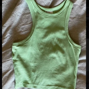 topp  - säljer denna topp från H&M i strl. XS. den är helt oanvänd och som i nyskick. tveka inte att höra av dig vid vidare frågor eller fler bilder. köpare står för frakt💘