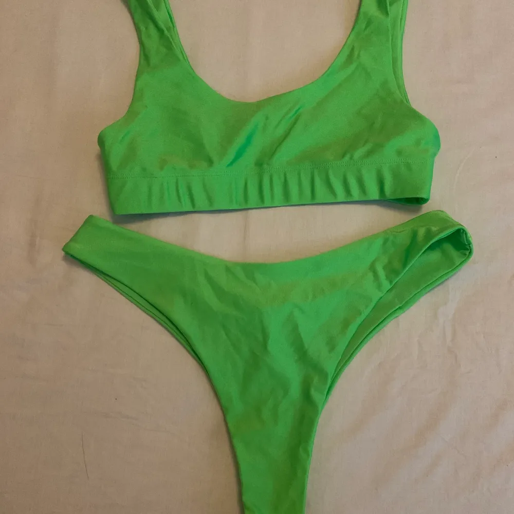 Grön bikini som är köpt för några år sedan på Nelly. Aldrig använd då den sitter mer som en M än en L tyvärr. Frakt ingår i priset.. Övrigt.