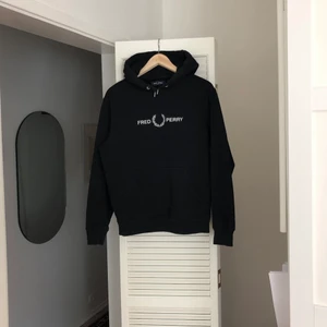 Fred Perry Hoodie - En svart Fred Perry hoodie i storlek M, men passar mer som S. Hoodien är i bra skick och har ingen solblekning.                                                                               Köpte den för 1500:-                                             