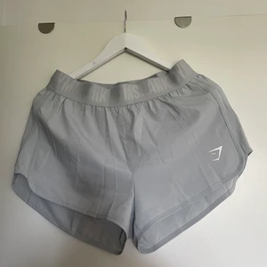 Gymshark shorts - Gymshark shorts i storlek M. Ljusgrå. Säljes då de ej kommer till användning, använda 1 gång. 