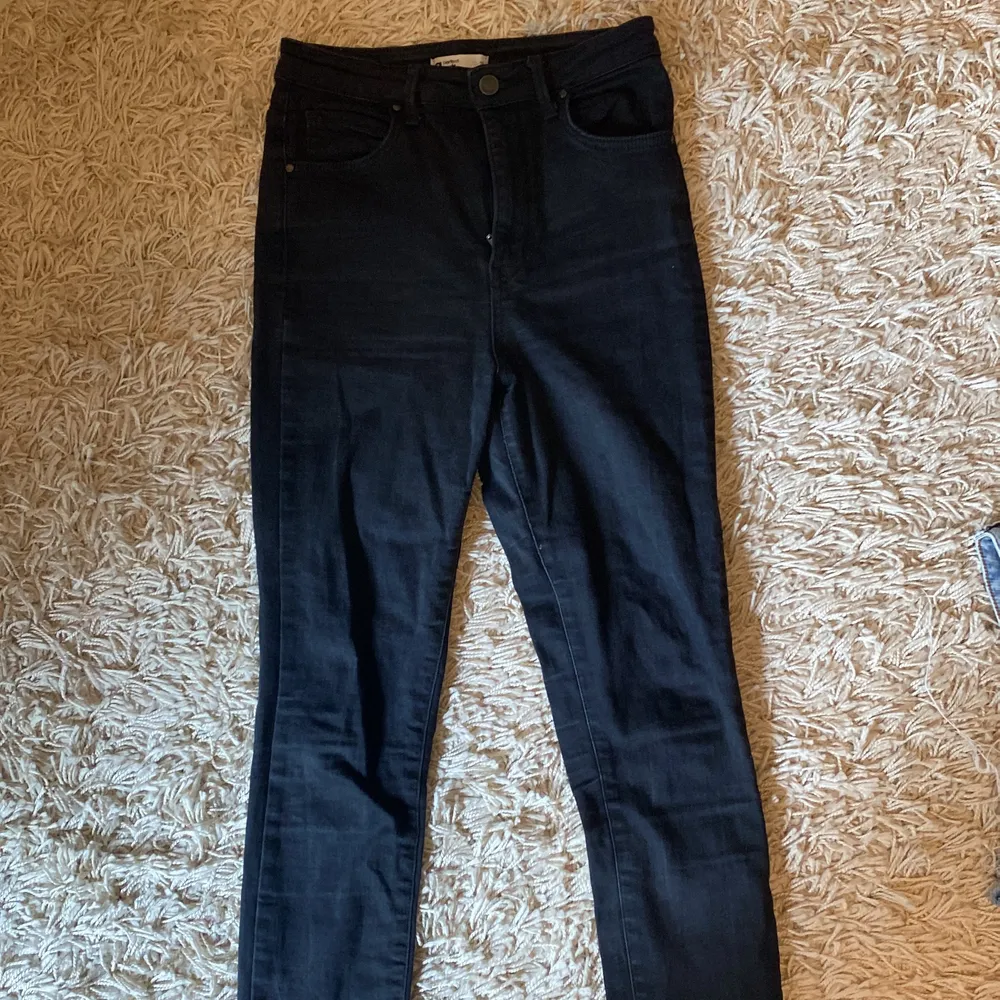 Säljer dessa 3 jeans tillsammans. 1 par är från Zara och är storlek 40 då modellen är lite mindre, passar 36-38. Resterande jeans är från Ginatricot och är storlek 36 och 38. . Jeans & Byxor.