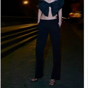 Byxa flare - Säljer dessa väldigt eftertraktade lågmidjade kostymbyxor från Zara, endast använda en gång och i mycket fint skick! Säljer pga att de tyvärr var för stora. 