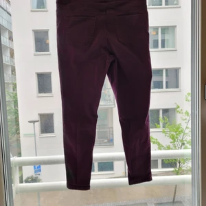 Jeggings  - Byxor från jeggins lila slitna 