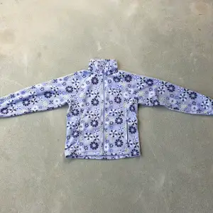 Vintage columbia fleece. Light purple floral pattern. Very comfortable. Fits like a small.