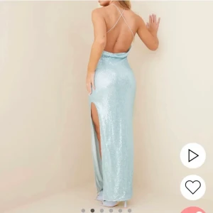 Balklänning glitterblå - En blåglittrig balklänning från Nelly. Använd endast 1 gång. Nypris 999kr, säljer för 300kr 