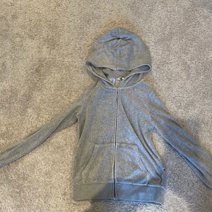 ‼️säljer denna superfina gråa koftan‼️ - 🌺säljer denna superfina koftan ifrån Cubus i storlek 158/164. Säljer då den tyvärr inte kommer till andvändning 🌺