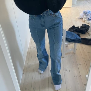 Flare jeans från pull & bear - Jättesnygga flare blålappade jeans strl 34 men funkar också till er som brukar ha 36