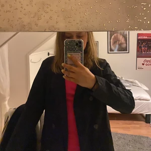 Blazer/ tunn jacka - Tunn ”blazer”. Perfekt som vår jacka. Köpt second hand. Strl M men sitter snyggt oversized på mig som är en XS! I fint skick