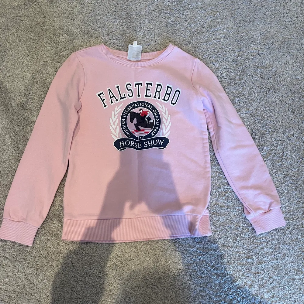 🌸💓säljer denna fina rosa Falsterbo horsshow tröjan köpte den förra sommaren i jätte bra skick i storlek 134/140 💓🌸. Tröjor & Koftor.