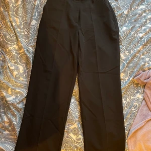 kostymbyxor - Säljer ett par svarta kostymbyxor från NA-KD i storlek 38. Super snygga, använd max 5 gånger💕💕 tveka inte för bilder💕