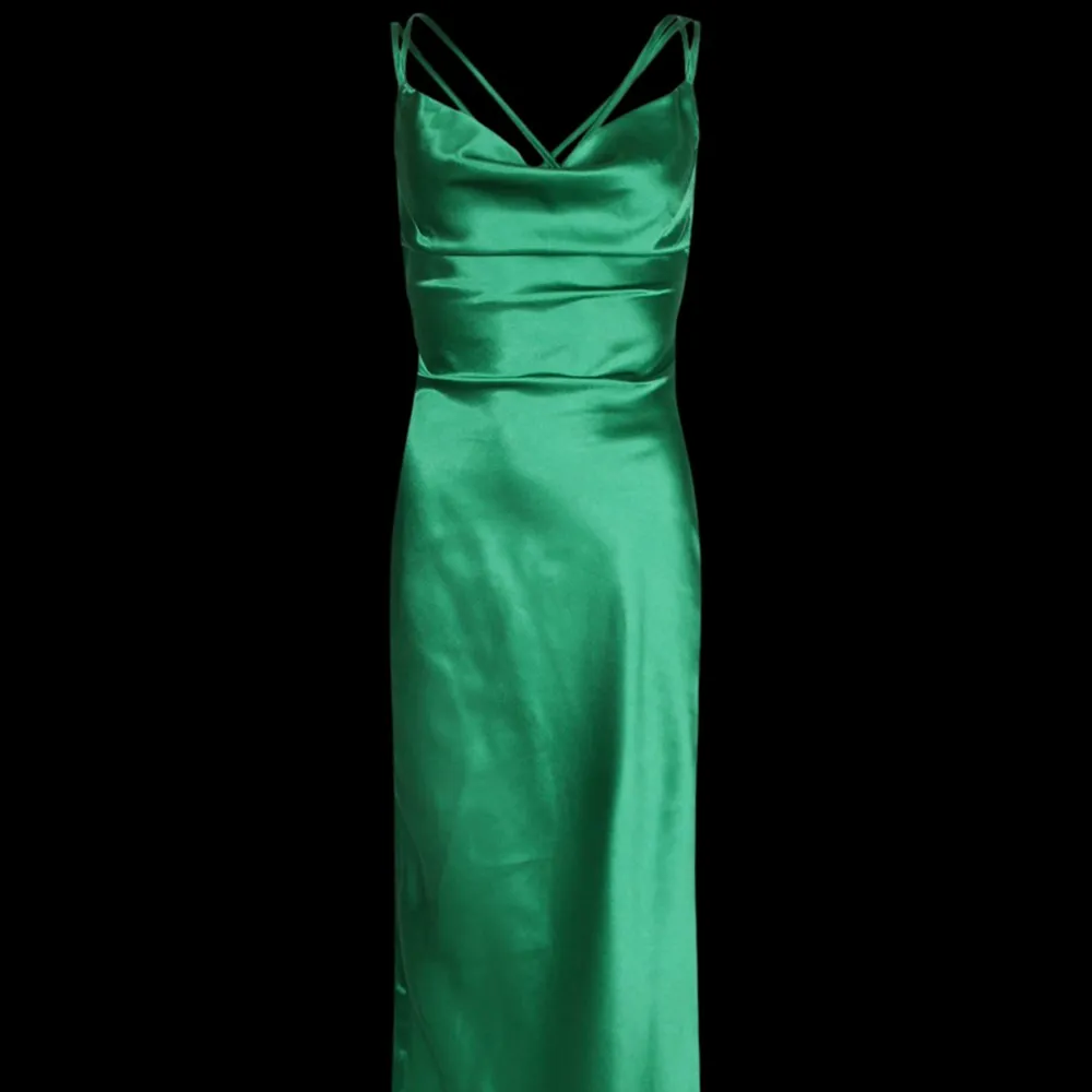 Grön långklänning perfekt som balklänning. Strl.36 men passar mig som brukar ha 34 också. Aldrig använd. Säljs för att jag valde en annan klänning och inte hann skicka tillbaka denna. Köparen står för frakt.. Klänningar.