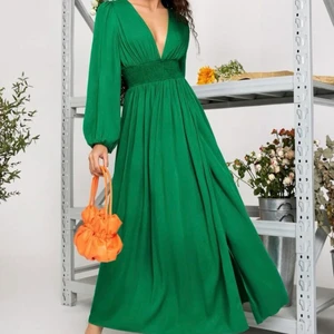 Grön maxi klänning - V-ringad med öppen slits vid benet & resor vid midjan. Oanvänd, köpte någon månad sedan. Storlek Xs men funkar på s