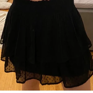 Svart kjol - Svart prickig kjol från Nelly. Fint skick, storlek S