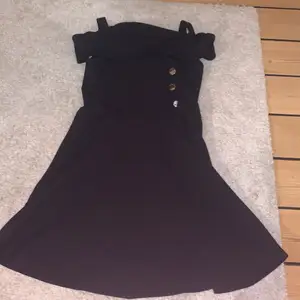 En svart klänning från River iseland. Säljer för att den är förliten. 