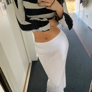 HELT NY! POPULÄR LÅNG VIT RIBBAD KJOL - SÅLD. Köpt här på plick. Ser exakt ut som den från sndys. Ej använd utan endast testad för bilderna jag tog (bild 2&3). Storlek S. Köparen står för frakten på 51 kr💕 Kom gärna med bud privat. 