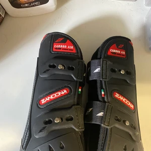 Zanadona benskydd - Super fina benskydd från zanadon använda fåtal gånger så jag sålde min c-ponny