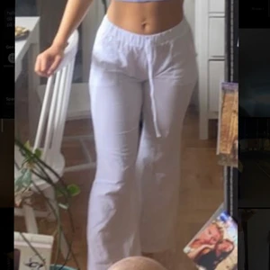 Linnebyxor - Säljer dessa helt nya linnebyxor som tyvärr är för korta för mig. Skriv privat för fler bilder. Vid flera intresserade kommer budgivning startas😇💞 Storleken var lite missvisande då jag vanligtvis är en strl s/m så skulle säga att de passar en xxs/xs/s