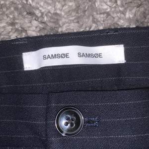 Jag säljer mina ej använda Samsøe Samsøe kostymbyxor i storlek 32