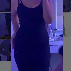 Bik Bok  - Jättefin svart klänning köpt Bik Bok använd cirka 2 gånger storlek xs men passar även s 