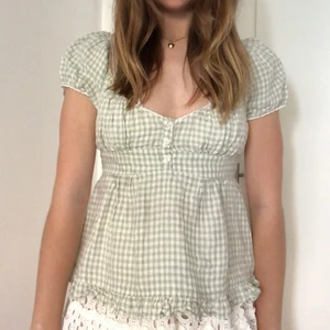Brandy Melville topp - Topp/blus från Brabdy Melville i grön rutigt/gingham mönster ☘️ Använd någon enstaka gång så är i princip i nyskick!🍏Storlek står ej men uppskattas till XS-S