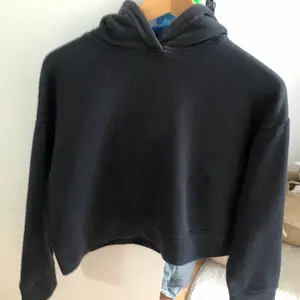 Jättefin svart crop top hoodie, passar till höga jeans Elr lång kjol!