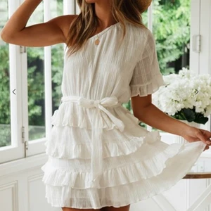 Studentklänning - Intressekoll på denna vackra klänning, perfekt till studenten , konfirmationen eller skolavslutningen! I strl XS och endast använd 1 gång!!!♥️Helt slutsåld, köptes för 899kr 