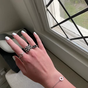 Ringar - Säljer de två yttre ringarna alltså INTE den i mitten! Så fina ringar🤩 stjärnan säljer jag för 150kr! plus frakt!💞💞de båda är sjukt snygga men är tyvärr för stora för mig🫶🏼 ENDAST STJÄRNAN KVAR!!