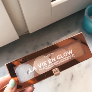 Highlighter palett - Knappt använd, dock skada på den blå highlightern. Skickar spårbart.