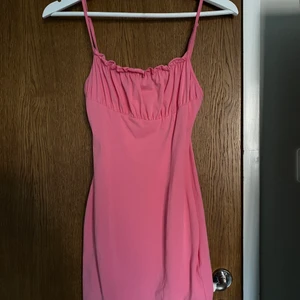 En rosa klänning - En super söt klänning med justerbara band från Shein. St.XS, aldrig använt