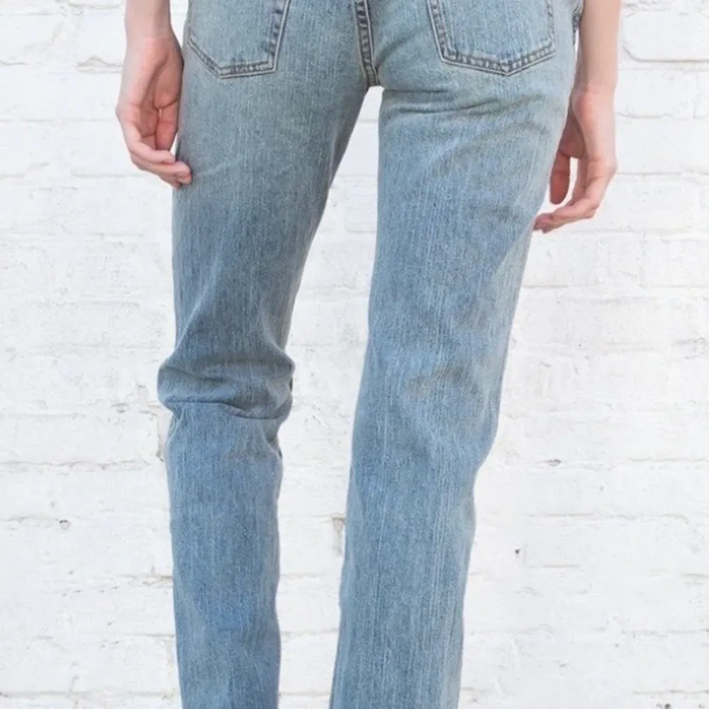 Ett par jättefina blå jeans från brandy Melville one size👖. Säljer då de inte kommer till användning längre de är använda fåtal gånger så byxorna är i bra skick 💕. Jeans & Byxor.