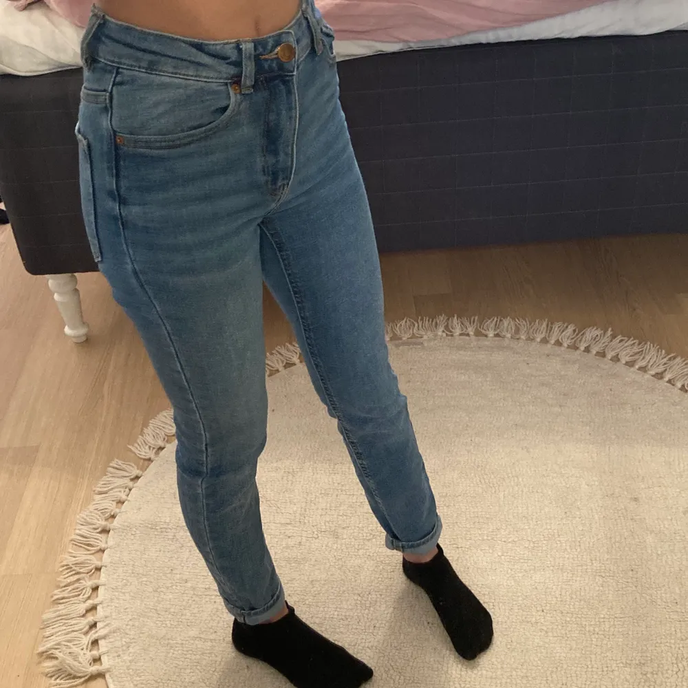 Fina MOLLY jeans i storlek xs.. Jeans & Byxor.