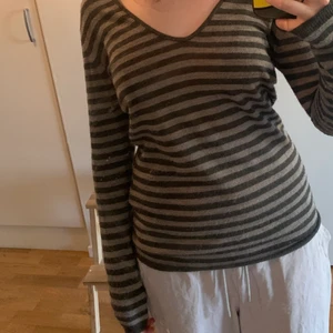 Randig långärmad tröja - En jättefin brun och beige stickad långärmad tröja men en stor v ringning🤎🤍