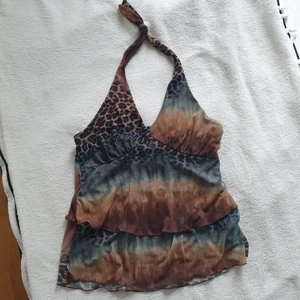 Vila topp - En fin topp från märket vila i storlek S (passar även M). Jag köpte den på en loppis men har inte använt den och väljer därför att sälja den💕 Köpare står för frakt