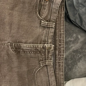 brun-gråa lågmidjade jeans! - sååå fina brun-gråa lågmidjade byxor!! köpta secondhand men jag har aldrig använt de då de är för stora i midjan för mig, men det går såklart att använda skärp eller att sy in! (jag är 176 o de är på gränser för förkorta för mig) köparen står för frakten! skriv t mig om du undrar nått eller vill ha fler bilder!<3