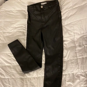 Byxor - Byxor från Gina Tricot i stl 36, säljer dom pga för långa på mig (aldrig använd)