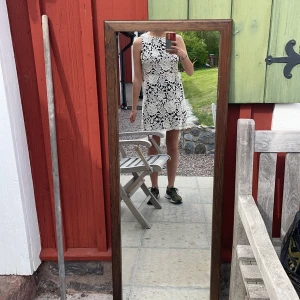 Spets klänning - Aldrig använd klänning från Alice + Olivia, köpt för 3395 säljer för 1100kr. 